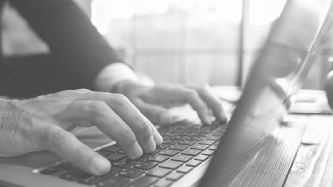 Student som arbetar med finansiella dokument vid ett organiserat skrivbord