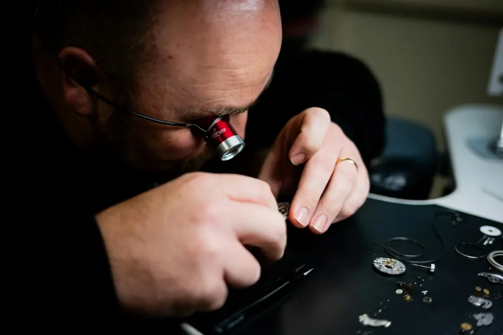 Horloger expert réparant une montre de luxe dans l'atelier timeondines au Maroc